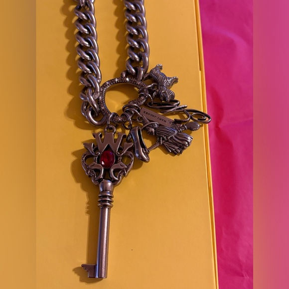 🔑🧙‍♀️🐶 MARC JACOBS X WIZARD OF OZ CHARM SHOULDER STRAP 🐶🧙‍♀️🔑 NWT 🧙‍♀️🔑 - Picture 12 of 16